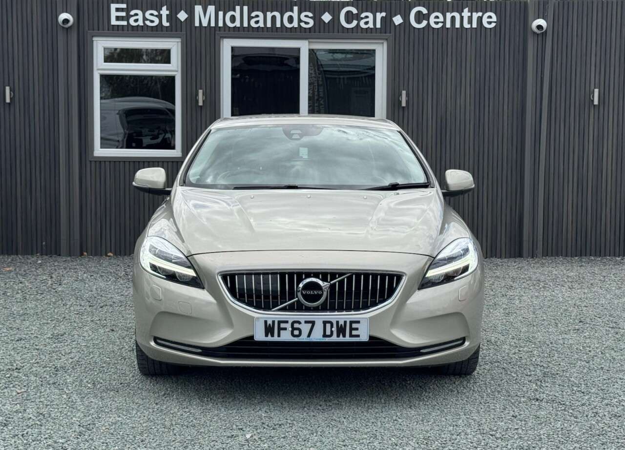 2017 VOLVO V40 2017 VOLVO V40