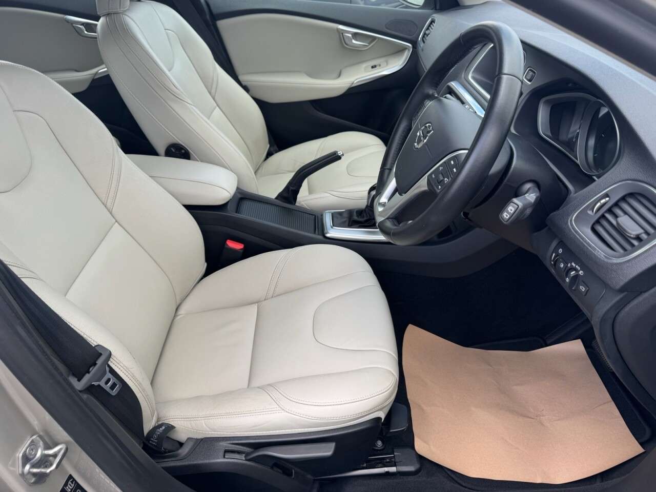 2017 VOLVO V40 2017 VOLVO V40