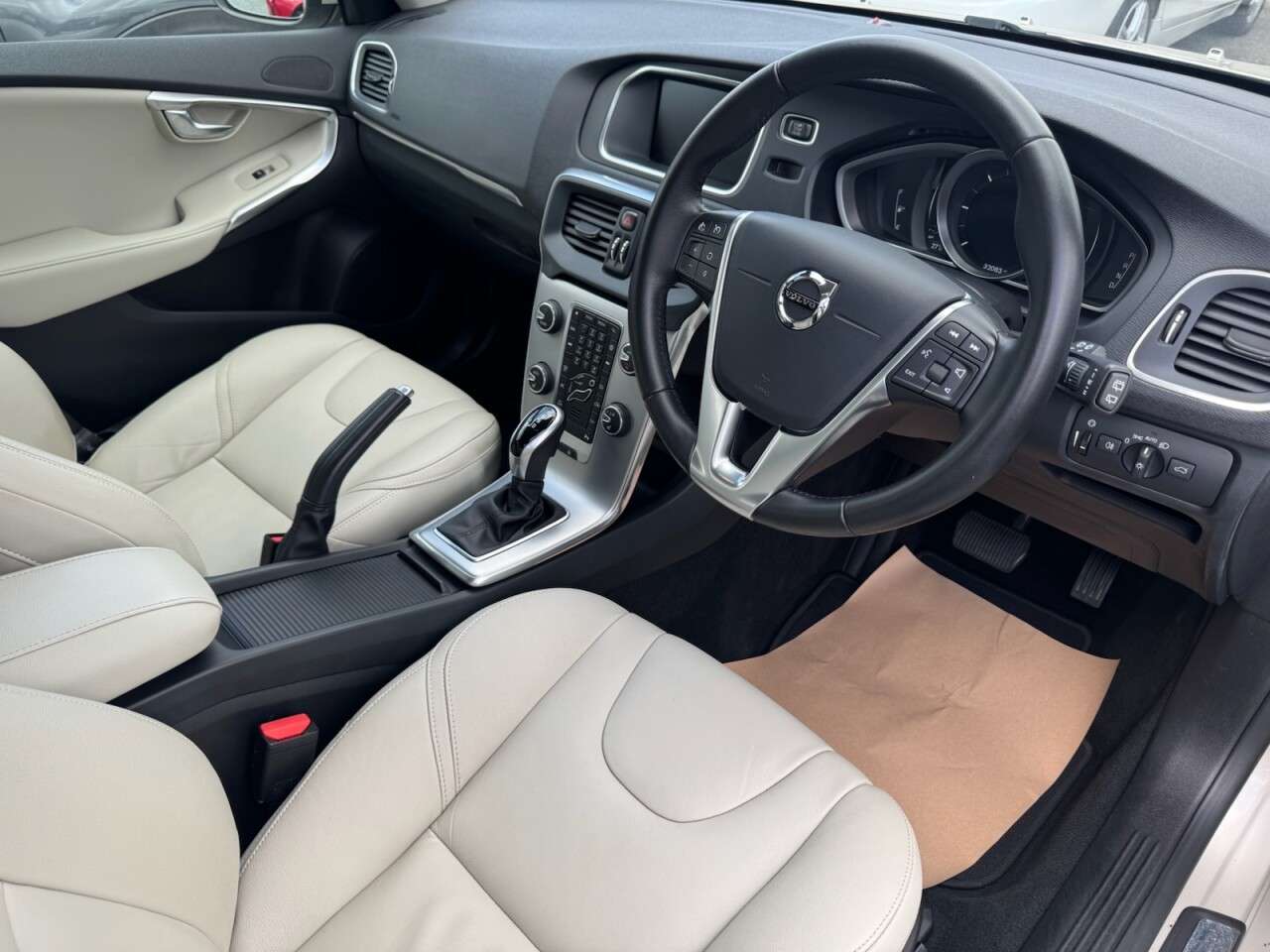 2017 VOLVO V40 2017 VOLVO V40
