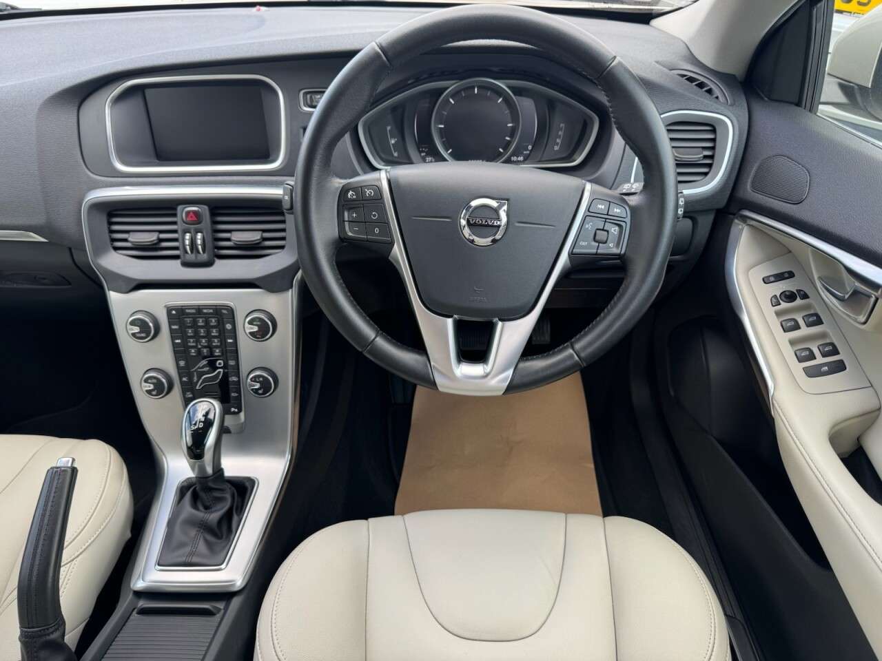 2017 VOLVO V40 2017 VOLVO V40