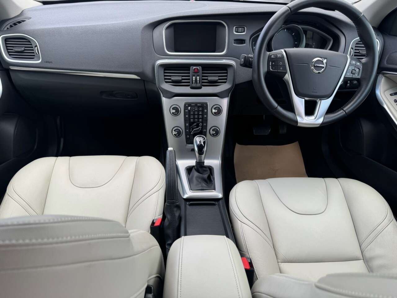 2017 VOLVO V40 2017 VOLVO V40