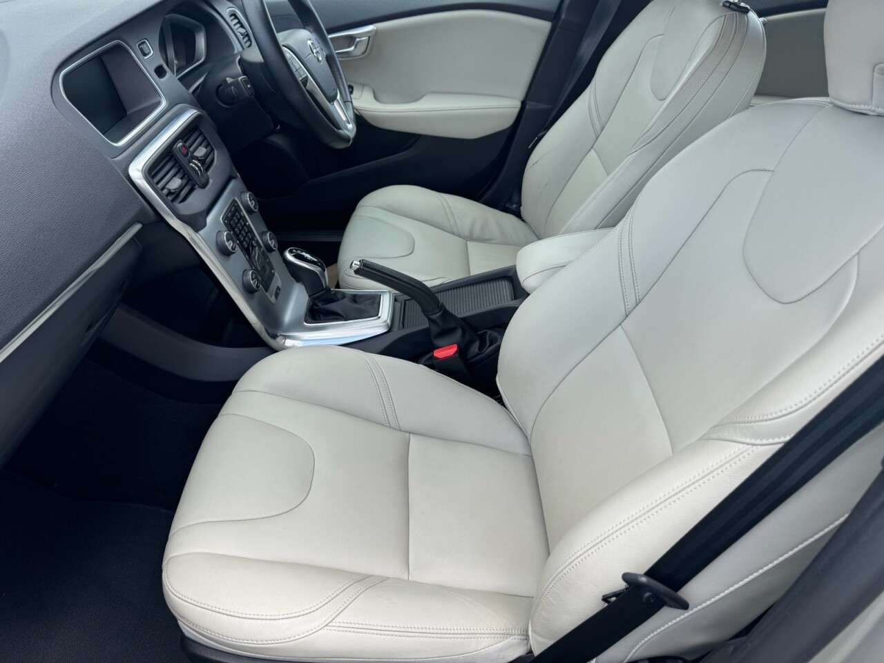 2017 VOLVO V40 2017 VOLVO V40