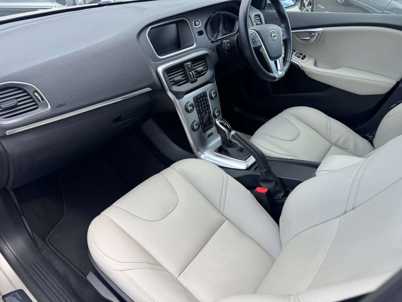 2017 VOLVO V40 2017 VOLVO V40