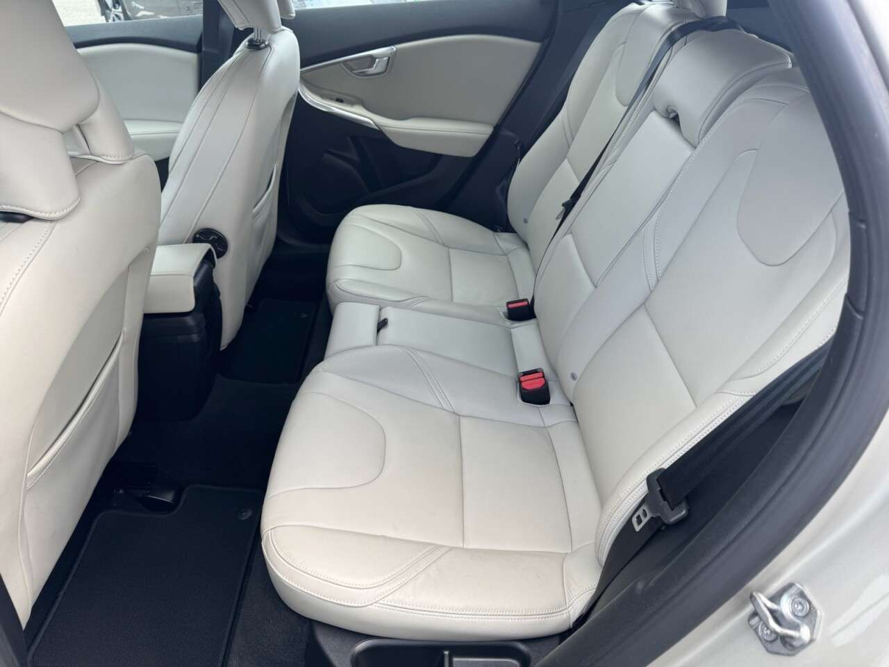 2017 VOLVO V40 2017 VOLVO V40