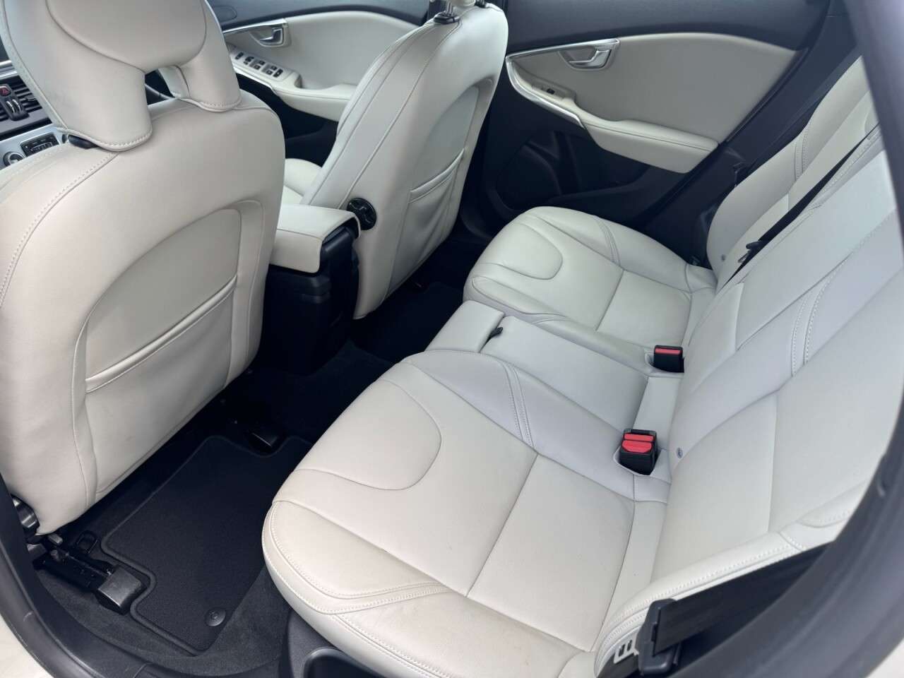 2017 VOLVO V40 2017 VOLVO V40