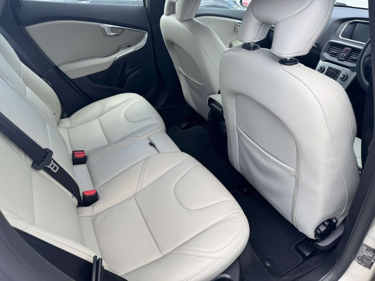 2017 VOLVO V40 2017 VOLVO V40