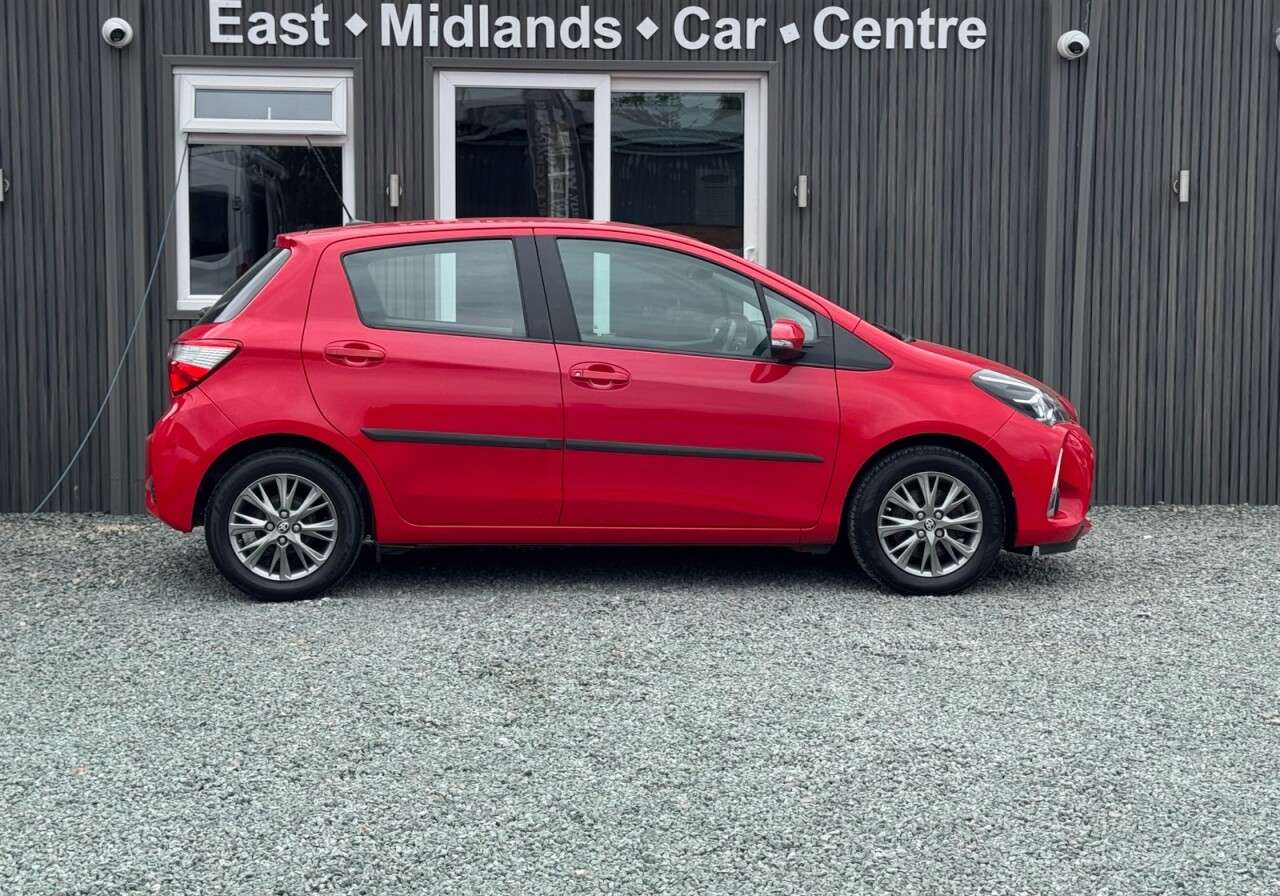 A 2018 TOYOTA YARIS 1.5 VVT-i Icon Hatchback 5dr Petrol Manual Euro 6 (111 ps) A 2018 TOYOTA YARIS 1.5 VVT-i Icon Hatchback 5dr Petrol Manual Euro 6 (111 ps)