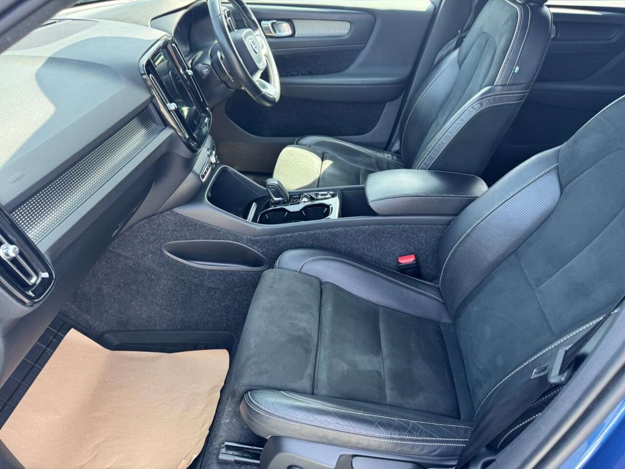 2020 VOLVO XC40 2020 VOLVO XC40
