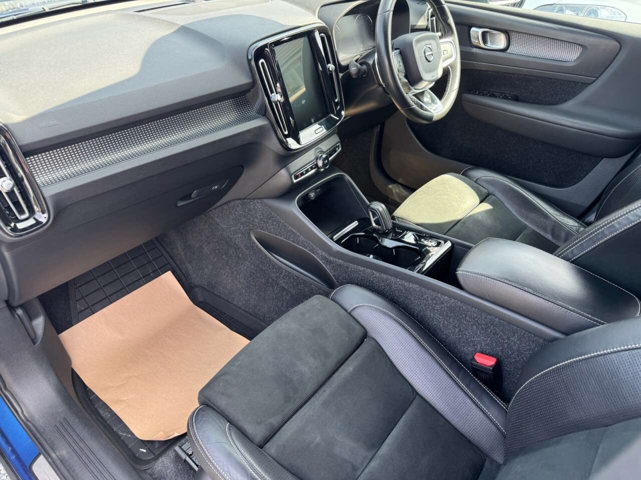 2020 VOLVO XC40 2020 VOLVO XC40