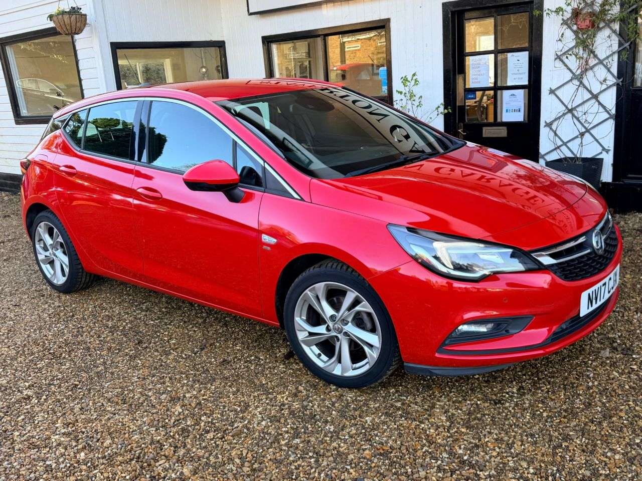 A 2017 VAUXHALL ASTRA 1.4i Turbo SRi Hatchback 5dr Petrol Manual Euro 6 (150 ps) A 2017 VAUXHALL ASTRA 1.4i Turbo SRi Hatchback 5dr Petrol Manual Euro 6 (150 ps)