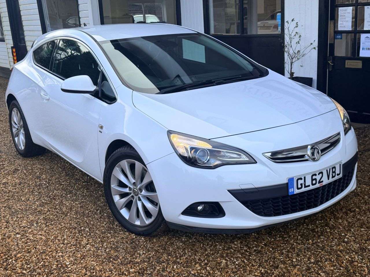 A 2013 VAUXHALL ASTRA GTC 1.4T SRi Coupe 3dr Petrol Manual Euro 5 (s/s) (140 ps) A 2013 VAUXHALL ASTRA GTC 1.4T SRi Coupe 3dr Petrol Manual Euro 5 (s/s) (140 ps)