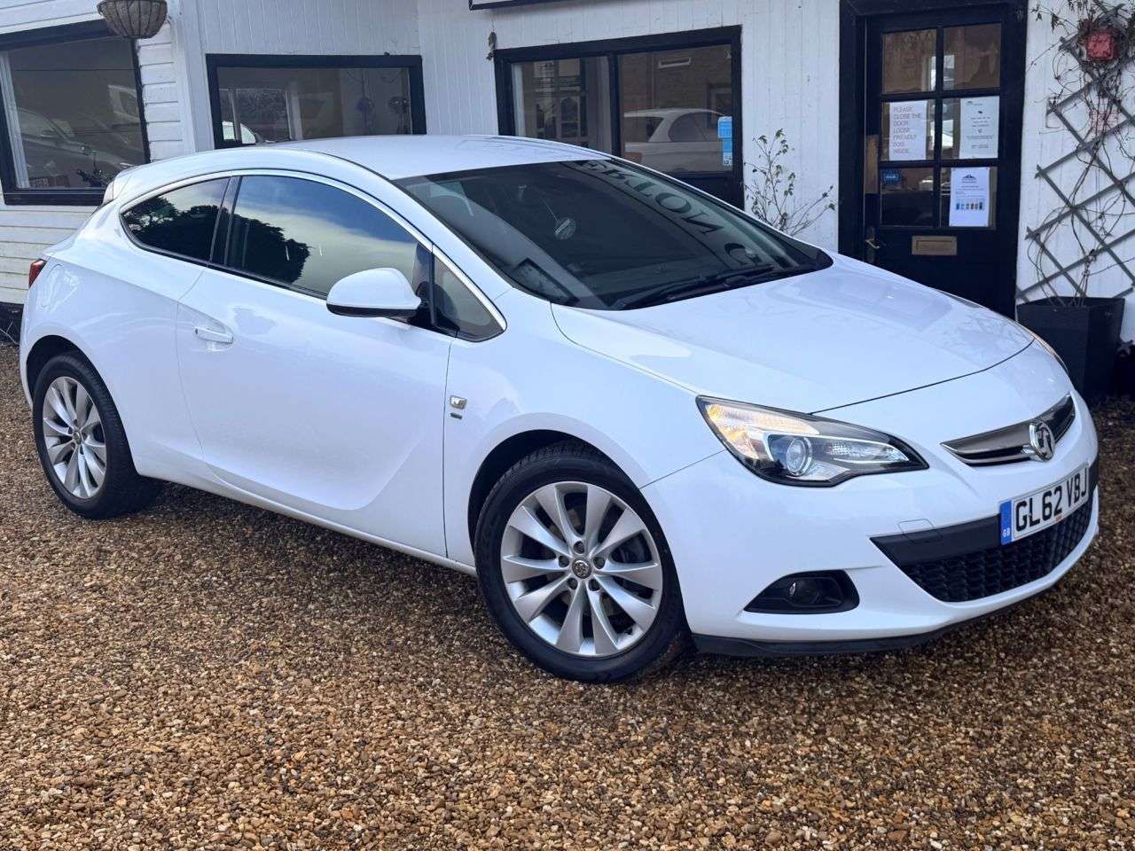 A 2013 VAUXHALL ASTRA GTC 1.4T SRi Coupe 3dr Petrol Manual Euro 5 (s/s) (140 ps) A 2013 VAUXHALL ASTRA GTC 1.4T SRi Coupe 3dr Petrol Manual Euro 5 (s/s) (140 ps)