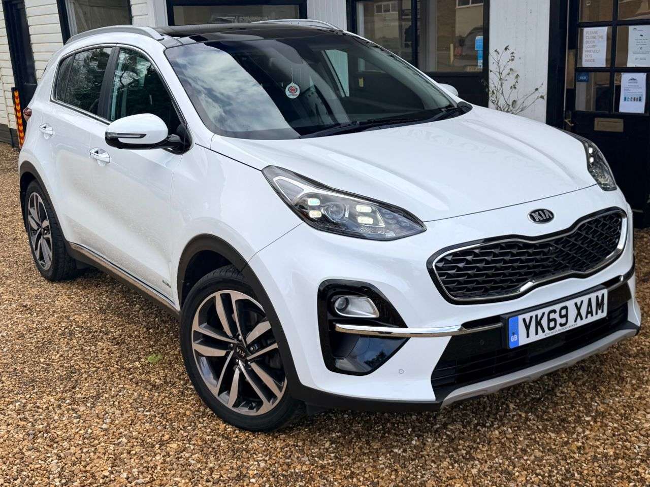 A 2019 KIA SPORTAGE 1.6 CRDi EcoDynamics+ 4 SUV 5dr Diesel Hybrid DCT AWD Euro 6 (s/s) (134 bhp A 2019 KIA SPORTAGE 1.6 CRDi EcoDynamics+ 4 SUV 5dr Diesel Hybrid DCT AWD Euro 6 (s/s) (134 bhp