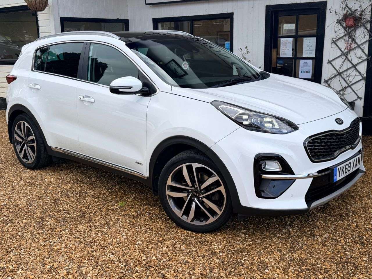 A 2019 KIA SPORTAGE 1.6 CRDi EcoDynamics+ 4 SUV 5dr Diesel Hybrid DCT AWD Euro 6 (s/s) (134 bhp A 2019 KIA SPORTAGE 1.6 CRDi EcoDynamics+ 4 SUV 5dr Diesel Hybrid DCT AWD Euro 6 (s/s) (134 bhp