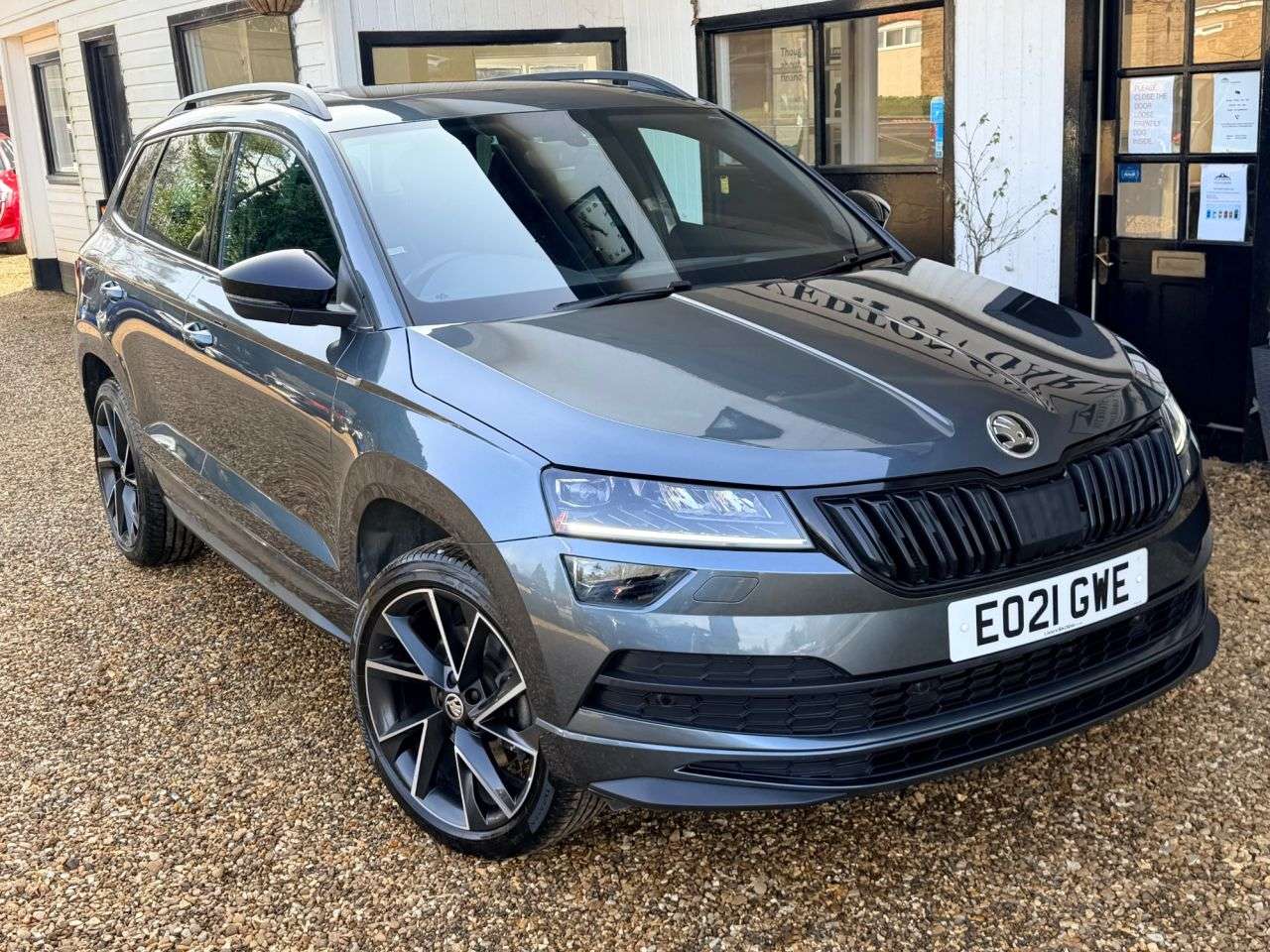 A 2021 SKODA KAROQ 2.0 TDI SportLine SUV 5dr Diesel DSG 4WD Euro 6 (s/s) (190 ps) A 2021 SKODA KAROQ 2.0 TDI SportLine SUV 5dr Diesel DSG 4WD Euro 6 (s/s) (190 ps)
