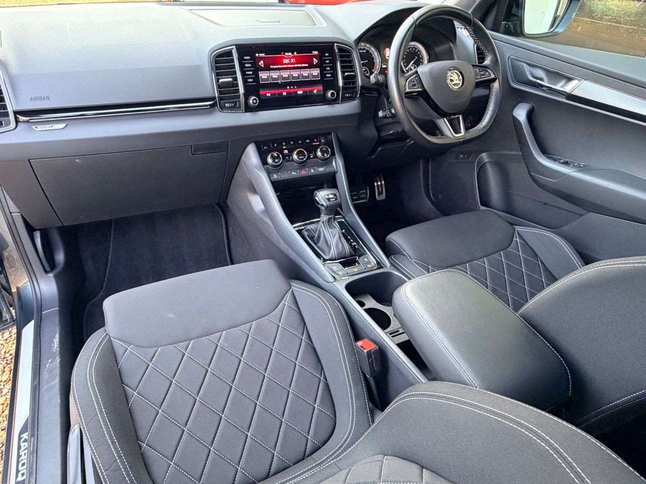 A 2021 SKODA KAROQ 2.0 TDI SportLine SUV 5dr Diesel DSG 4WD Euro 6 (s/s) (190 ps) A 2021 SKODA KAROQ 2.0 TDI SportLine SUV 5dr Diesel DSG 4WD Euro 6 (s/s) (190 ps)