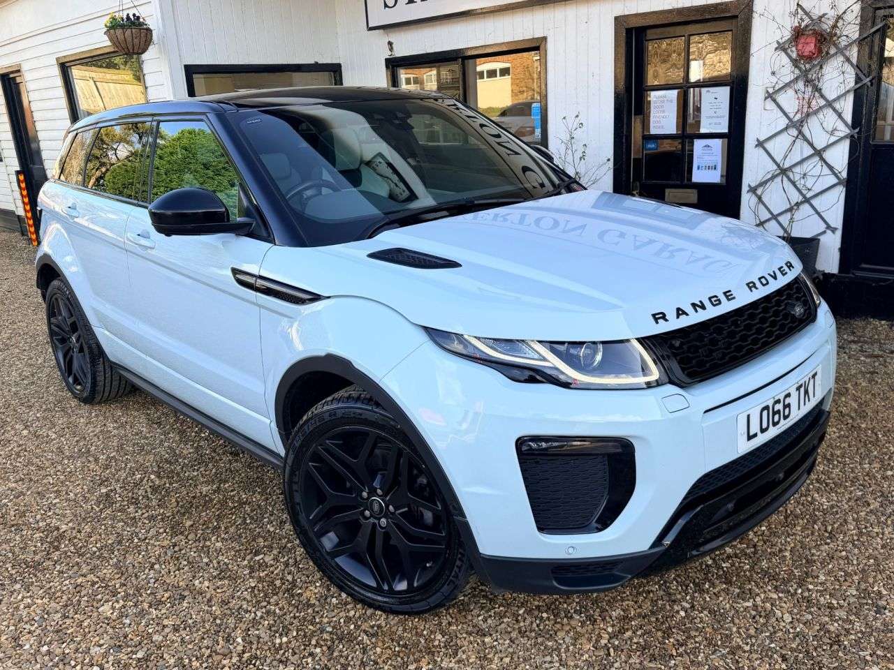 A 2016 LAND ROVER RANGE ROVER EVOQUE 2.0 TD4 HSE Dynamic Lux SUV 5dr Diesel Auto 4WD Euro 6 (s/s) (180 ps) A 2016 LAND ROVER RANGE ROVER EVOQUE 2.0 TD4 HSE Dynamic Lux SUV 5dr Diesel Auto 4WD Euro 6 (s/s) (180 ps)