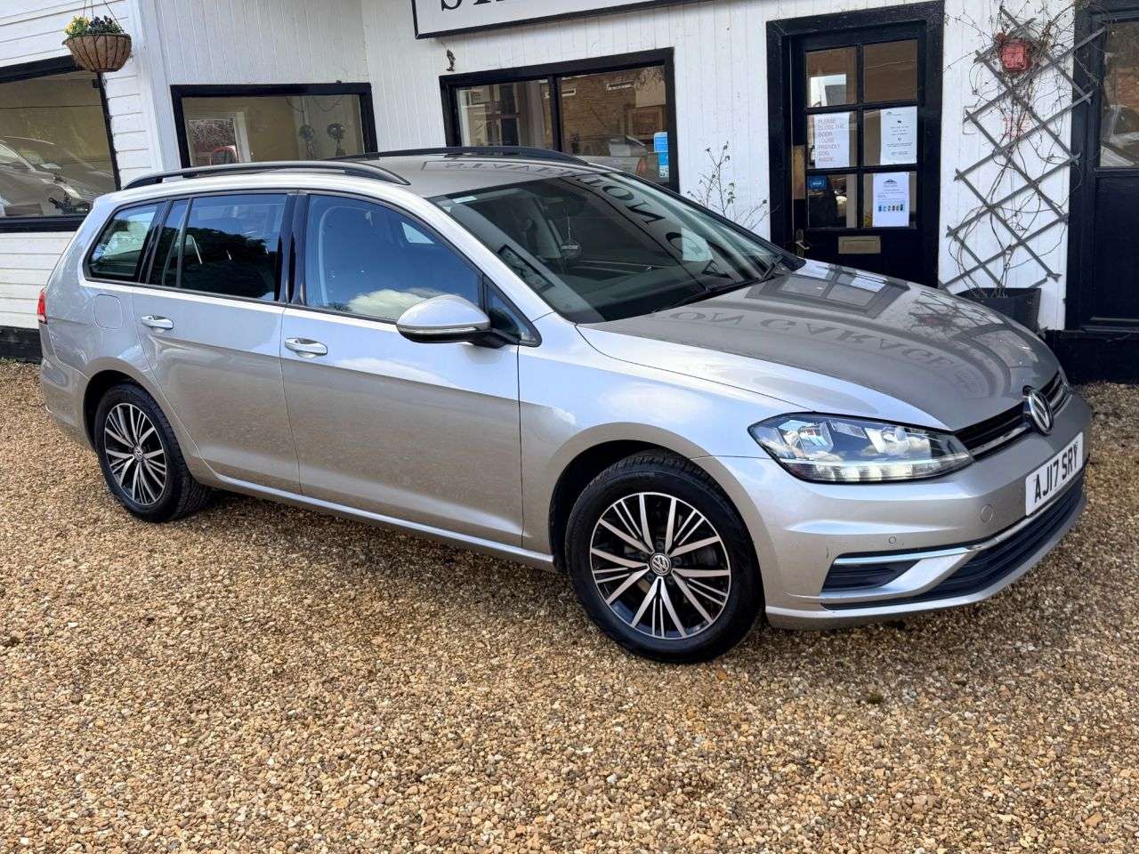 A 2017 VOLKSWAGEN GOLF 1.4 TSI BlueMotion Tech SE Nav Estate 5dr Petrol Manual Euro 6 (s/s) (125 p A 2017 VOLKSWAGEN GOLF 1.4 TSI BlueMotion Tech SE Nav Estate 5dr Petrol Manual Euro 6 (s/s) (125 p