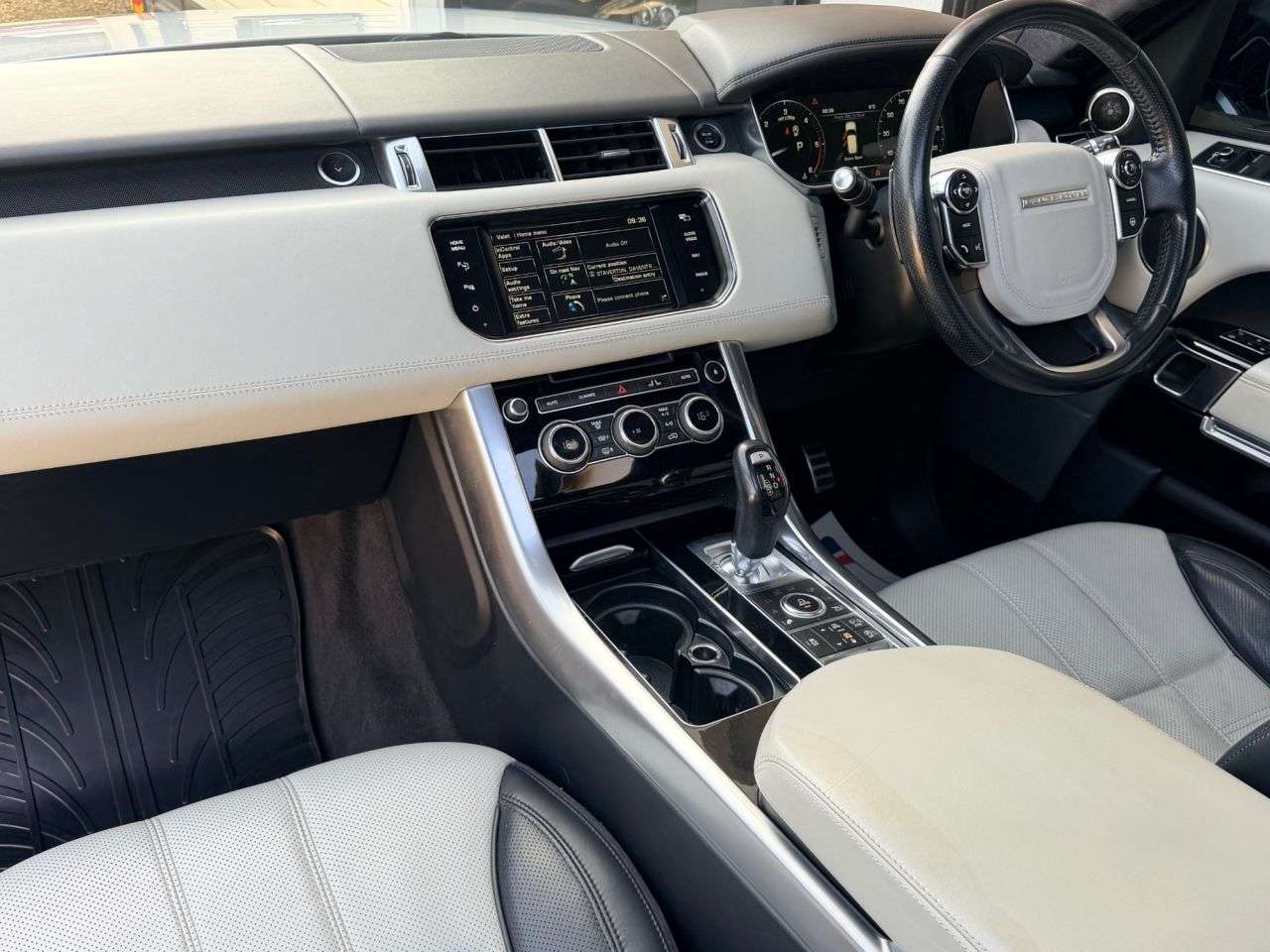 A 2015 LAND ROVER RANGE ROVER SPORT 3.0 SD V6 Autobiography Dynamic SUV 5dr Diesel Auto 4WD Euro 5 (s/s) (306 p A 2015 LAND ROVER RANGE ROVER SPORT 3.0 SD V6 Autobiography Dynamic SUV 5dr Diesel Auto 4WD Euro 5 (s/s) (306 p