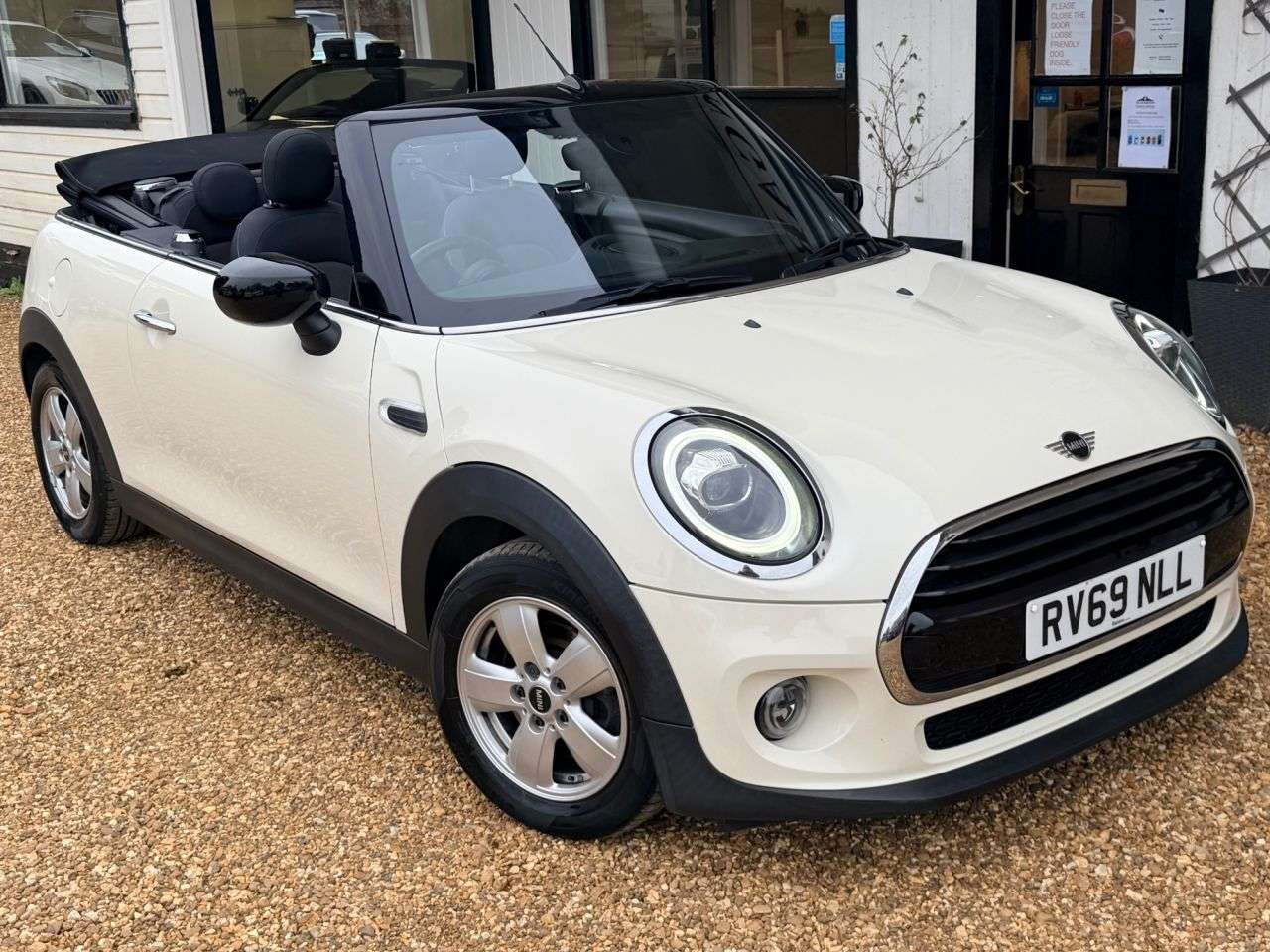 A 2019 MINI CONVERTIBLE 1.5 Cooper Classic Convertible 2dr Petrol Manual Euro 6 (s/s) (136 ps) A 2019 MINI CONVERTIBLE 1.5 Cooper Classic Convertible 2dr Petrol Manual Euro 6 (s/s) (136 ps)