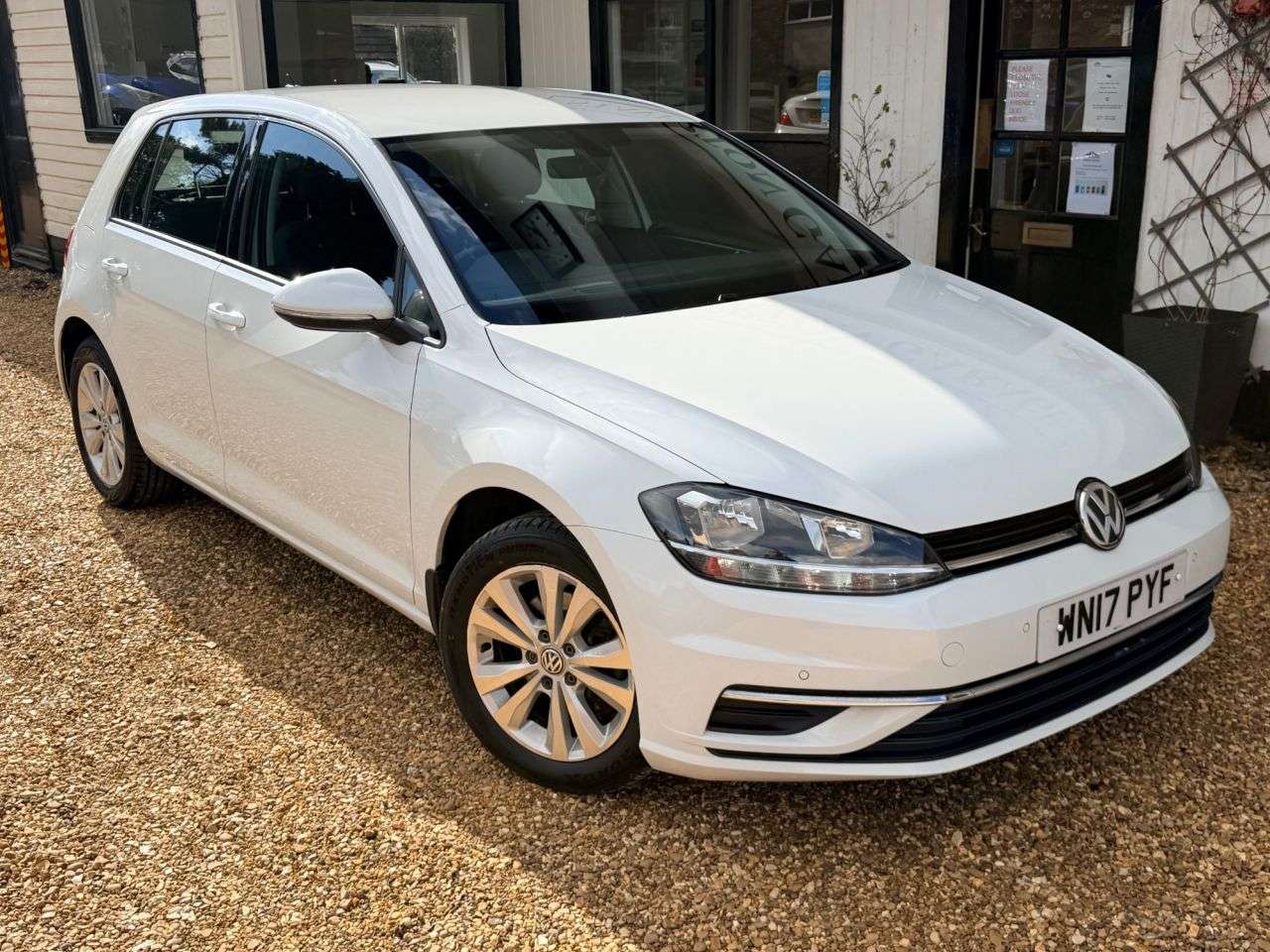 A 2017 VOLKSWAGEN GOLF 1.6 TDi BlueMotion Tech SE Nav Hatchback 5dr Diesel Manual Euro 6 (s/s) (12 A 2017 VOLKSWAGEN GOLF 1.6 TDi BlueMotion Tech SE Nav Hatchback 5dr Diesel Manual Euro 6 (s/s) (12