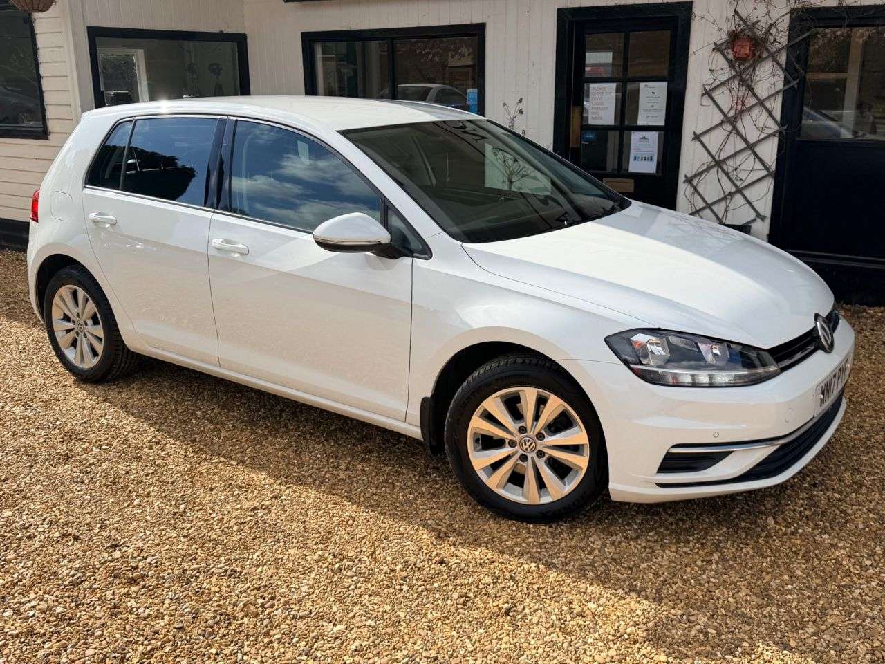 A 2017 VOLKSWAGEN GOLF 1.6 TDi BlueMotion Tech SE Nav Hatchback 5dr Diesel Manual Euro 6 (s/s) (12 A 2017 VOLKSWAGEN GOLF 1.6 TDi BlueMotion Tech SE Nav Hatchback 5dr Diesel Manual Euro 6 (s/s) (12