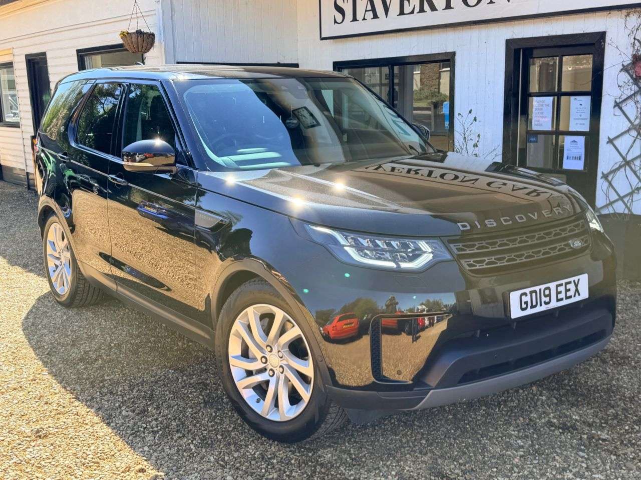 A 2019 LAND ROVER DISCOVERY 3.0 SD V6 Anniversary Edition SUV 5dr Diesel Auto 4WD Euro 6 (s/s) (306 ps) A 2019 LAND ROVER DISCOVERY 3.0 SD V6 Anniversary Edition SUV 5dr Diesel Auto 4WD Euro 6 (s/s) (306 ps)