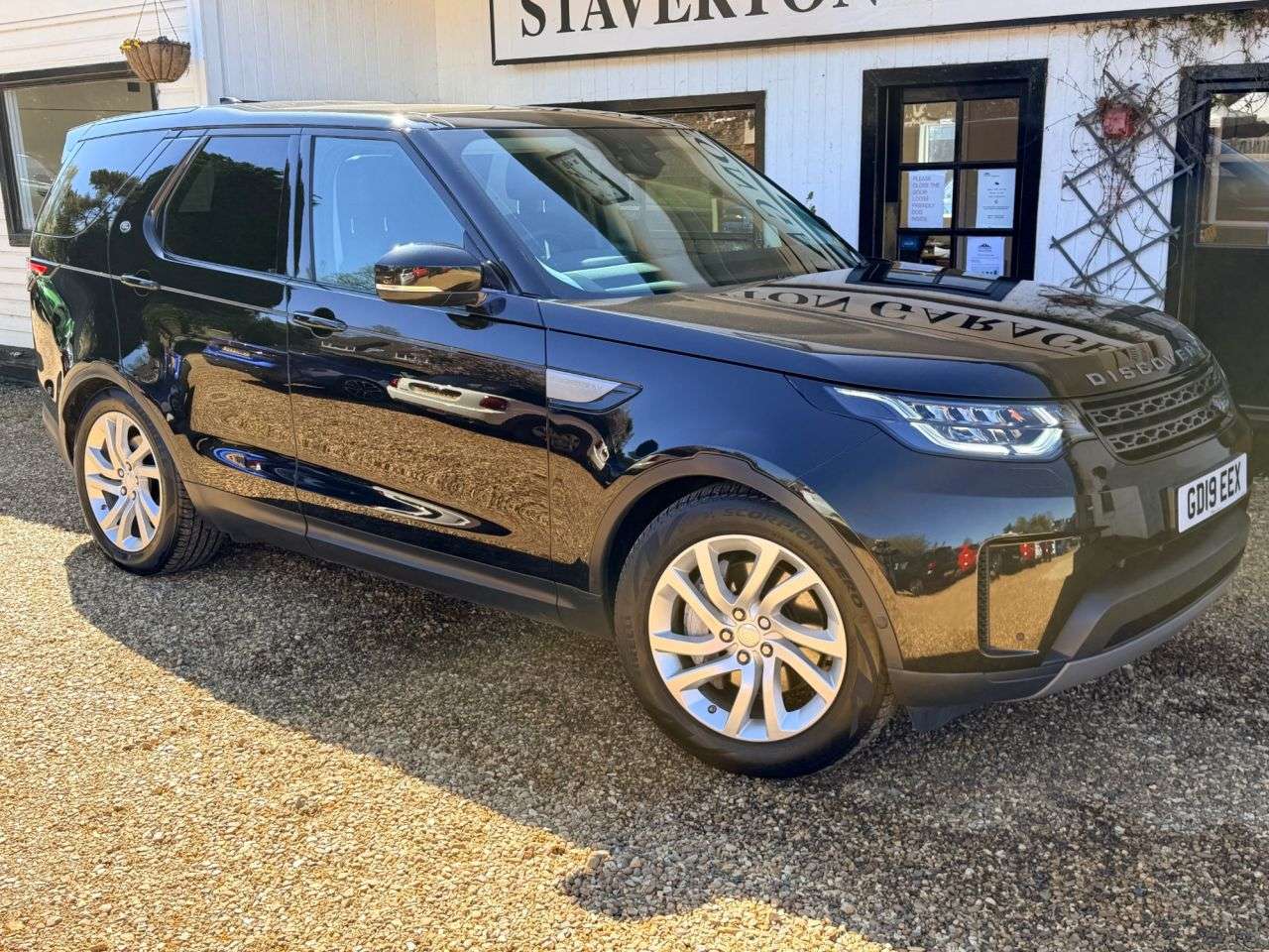 A 2019 LAND ROVER DISCOVERY 3.0 SD V6 Anniversary Edition SUV 5dr Diesel Auto 4WD Euro 6 (s/s) (306 ps) A 2019 LAND ROVER DISCOVERY 3.0 SD V6 Anniversary Edition SUV 5dr Diesel Auto 4WD Euro 6 (s/s) (306 ps)