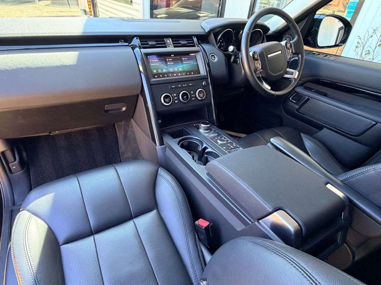 A 2019 LAND ROVER DISCOVERY 3.0 SD V6 Anniversary Edition SUV 5dr Diesel Auto 4WD Euro 6 (s/s) (306 ps) A 2019 LAND ROVER DISCOVERY 3.0 SD V6 Anniversary Edition SUV 5dr Diesel Auto 4WD Euro 6 (s/s) (306 ps)