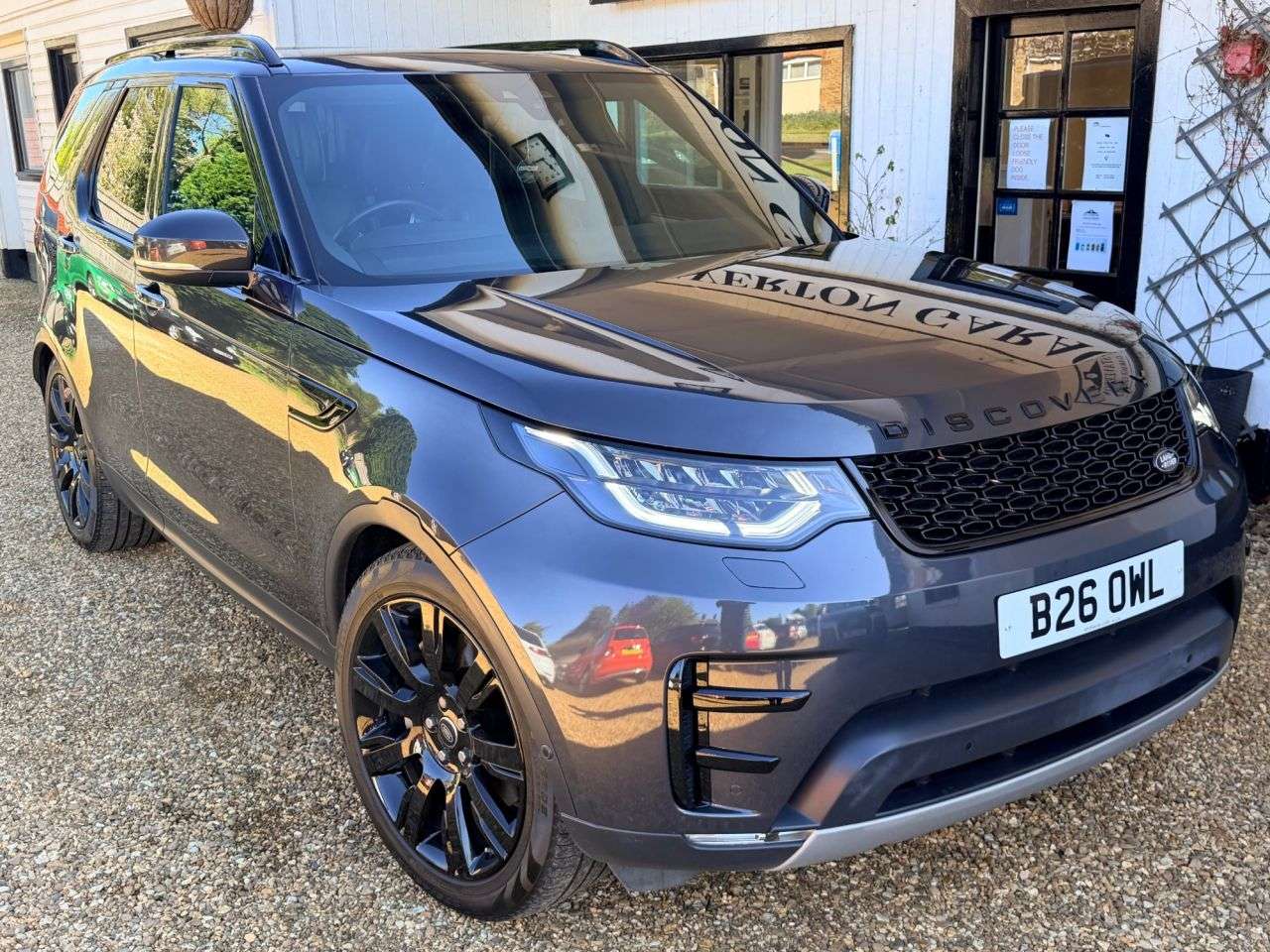 A 2020 LAND ROVER DISCOVERY 3.0 SD V6 HSE Luxury SUV 5dr Diesel Auto 4WD Euro 6 (s/s) (306 ps) A 2020 LAND ROVER DISCOVERY 3.0 SD V6 HSE Luxury SUV 5dr Diesel Auto 4WD Euro 6 (s/s) (306 ps)
