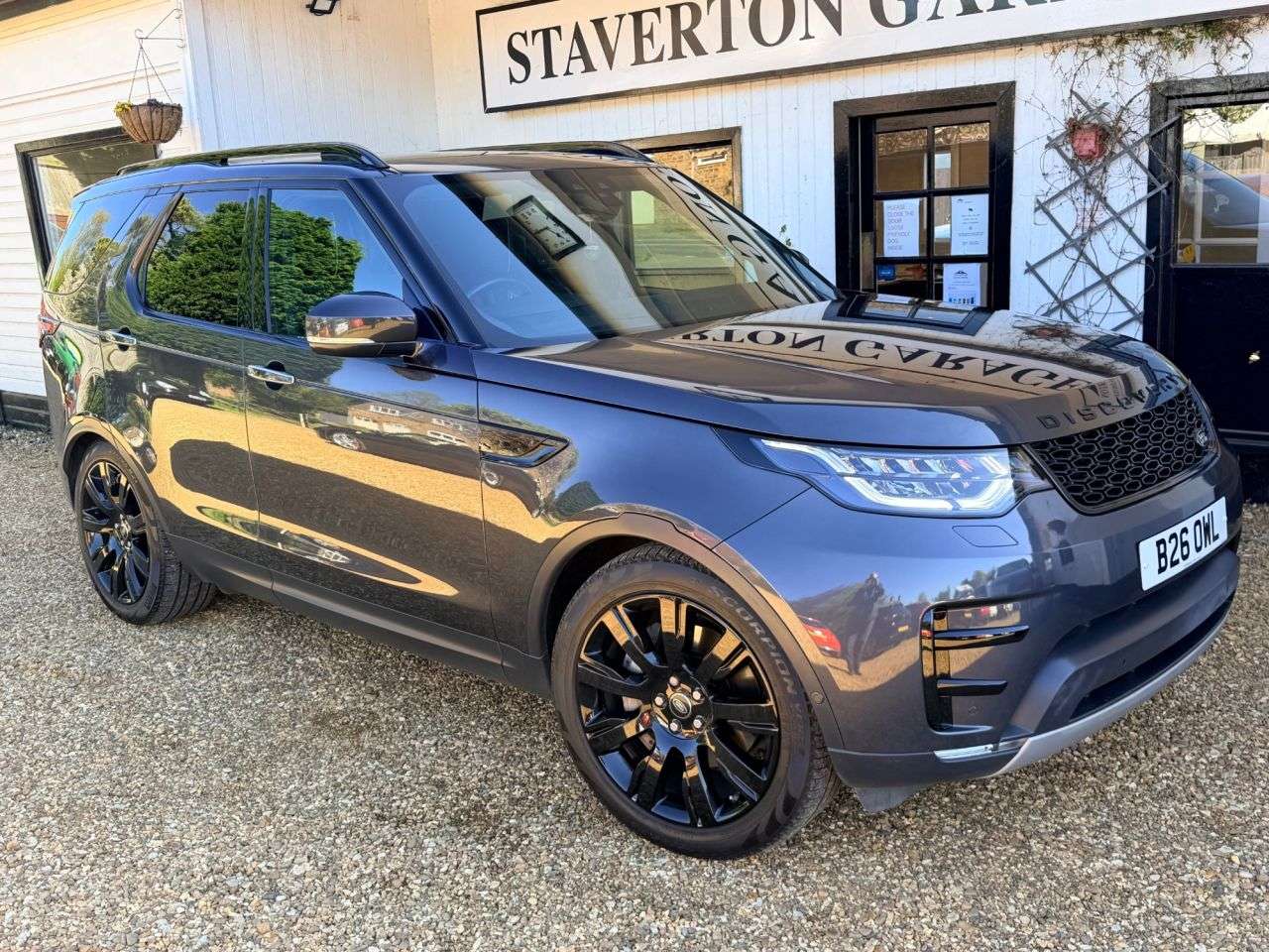 A 2020 LAND ROVER DISCOVERY 3.0 SD V6 HSE Luxury SUV 5dr Diesel Auto 4WD Euro 6 (s/s) (306 ps) A 2020 LAND ROVER DISCOVERY 3.0 SD V6 HSE Luxury SUV 5dr Diesel Auto 4WD Euro 6 (s/s) (306 ps)