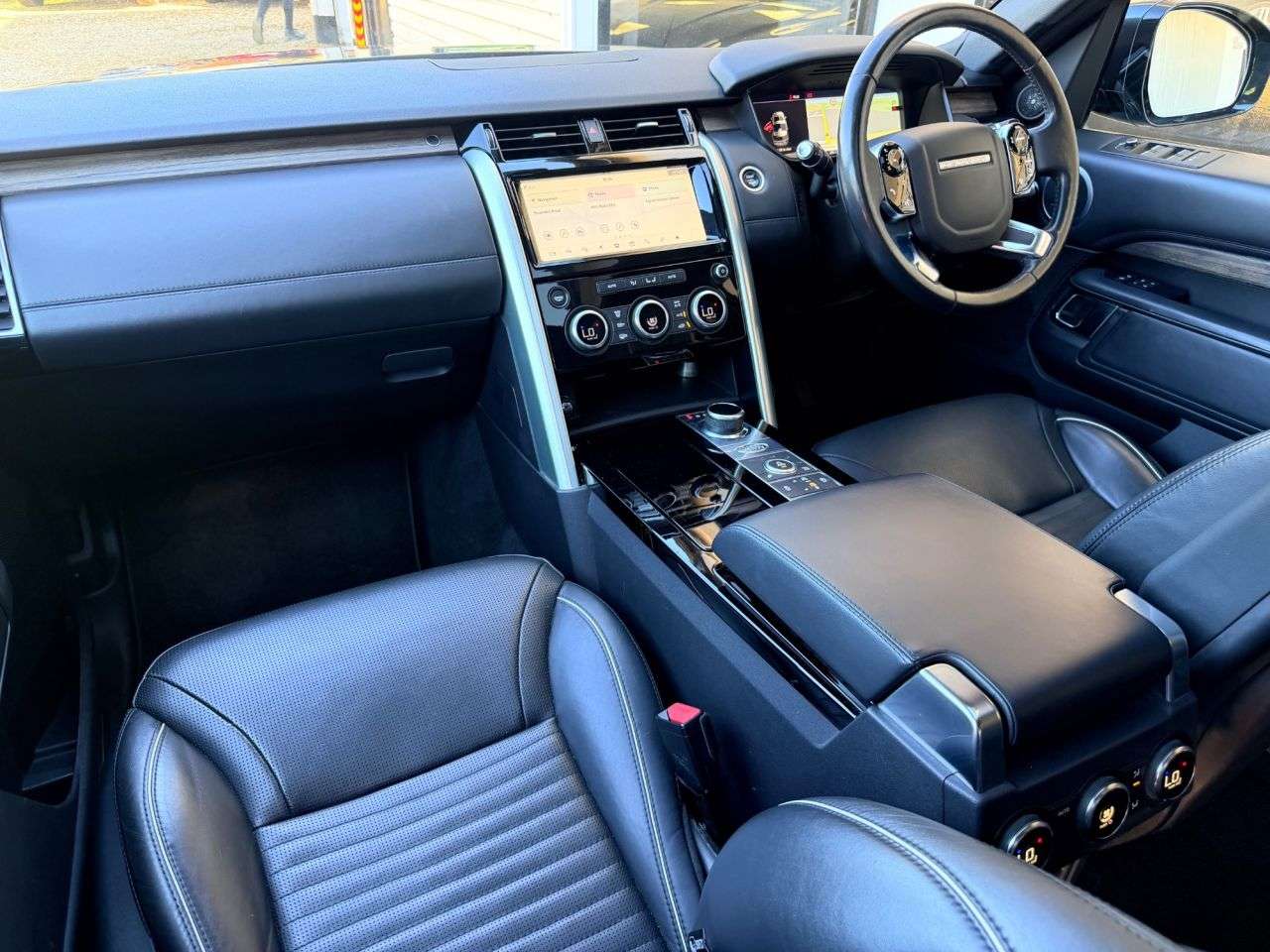 A 2020 LAND ROVER DISCOVERY 3.0 SD V6 HSE Luxury SUV 5dr Diesel Auto 4WD Euro 6 (s/s) (306 ps) A 2020 LAND ROVER DISCOVERY 3.0 SD V6 HSE Luxury SUV 5dr Diesel Auto 4WD Euro 6 (s/s) (306 ps)