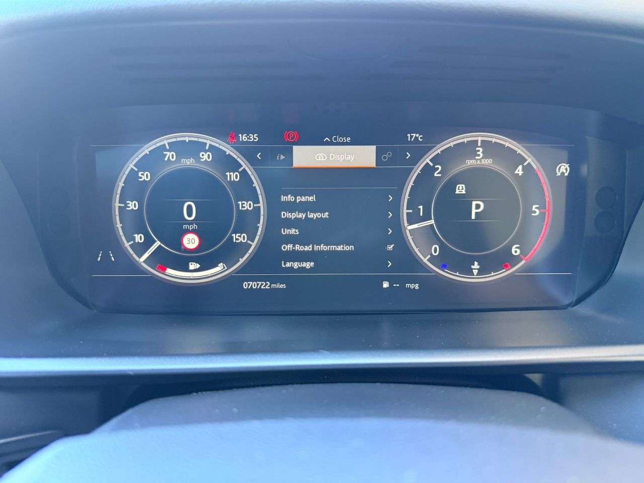 A 2020 LAND ROVER DISCOVERY 3.0 SD V6 HSE Luxury SUV 5dr Diesel Auto 4WD Euro 6 (s/s) (306 ps) A 2020 LAND ROVER DISCOVERY 3.0 SD V6 HSE Luxury SUV 5dr Diesel Auto 4WD Euro 6 (s/s) (306 ps)
