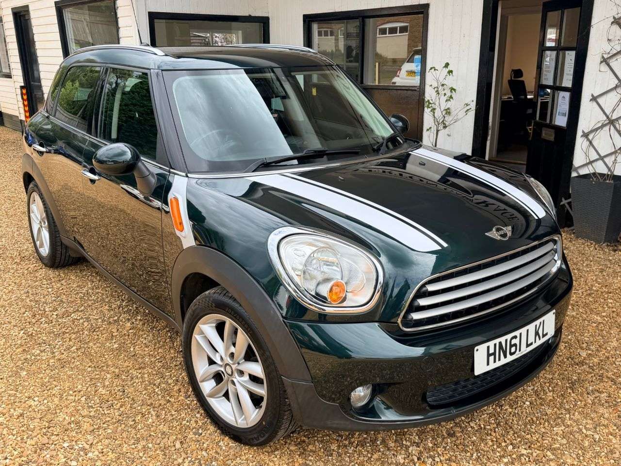 A 2011 MINI COUNTRYMAN 1.6 Cooper SUV 5dr Petrol Manual Euro 5 (s/s) (122 ps) A 2011 MINI COUNTRYMAN 1.6 Cooper SUV 5dr Petrol Manual Euro 5 (s/s) (122 ps)