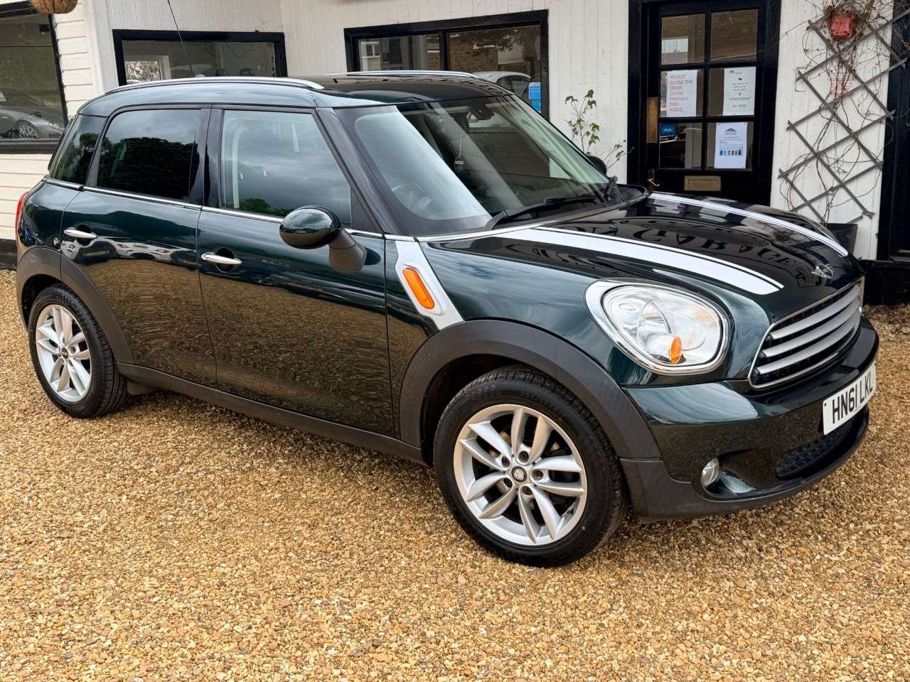A 2011 MINI COUNTRYMAN 1.6 Cooper SUV 5dr Petrol Manual Euro 5 (s/s) (122 ps) A 2011 MINI COUNTRYMAN 1.6 Cooper SUV 5dr Petrol Manual Euro 5 (s/s) (122 ps)