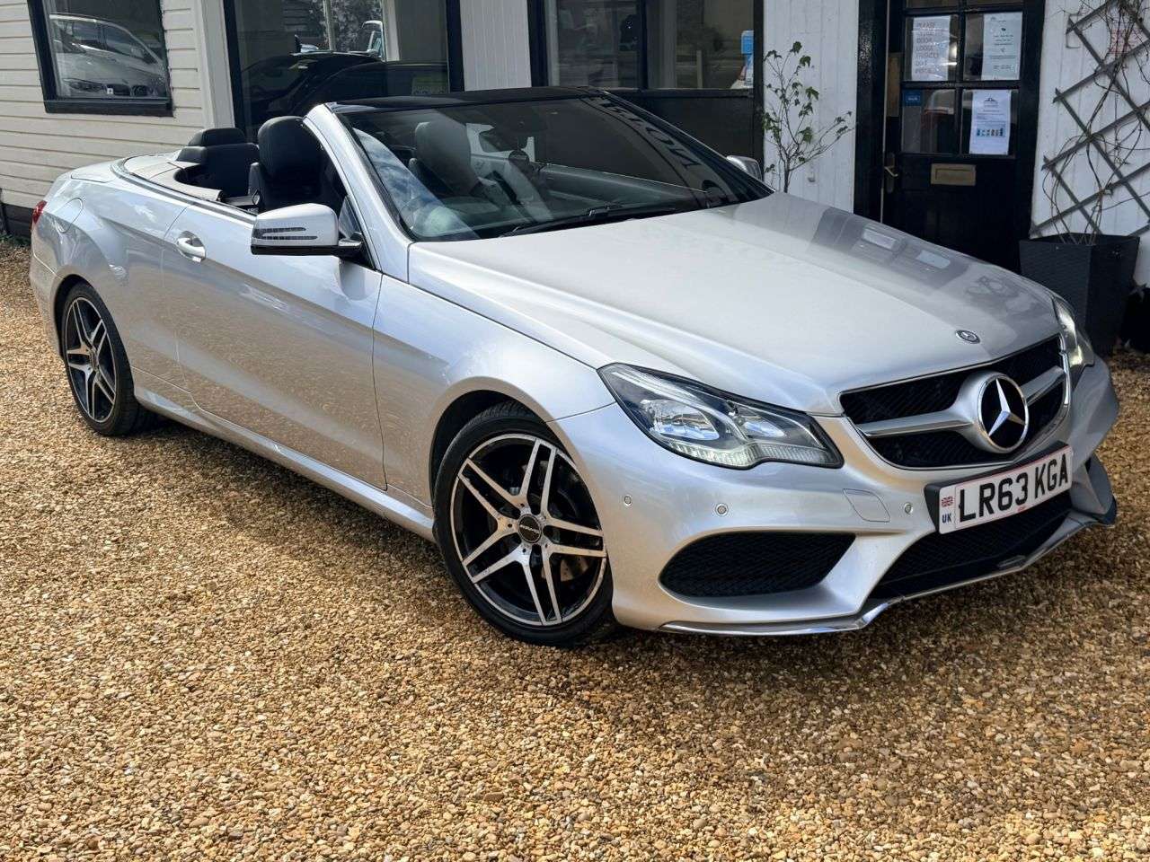 A 2013 MERCEDES-BENZ E-CLASS 2.1 E220 CDI AMG Sport Cabriolet 2dr Diesel G-Tronic+ Euro 5 (s/s) (170 ps) A 2013 MERCEDES-BENZ E-CLASS 2.1 E220 CDI AMG Sport Cabriolet 2dr Diesel G-Tronic+ Euro 5 (s/s) (170 ps)