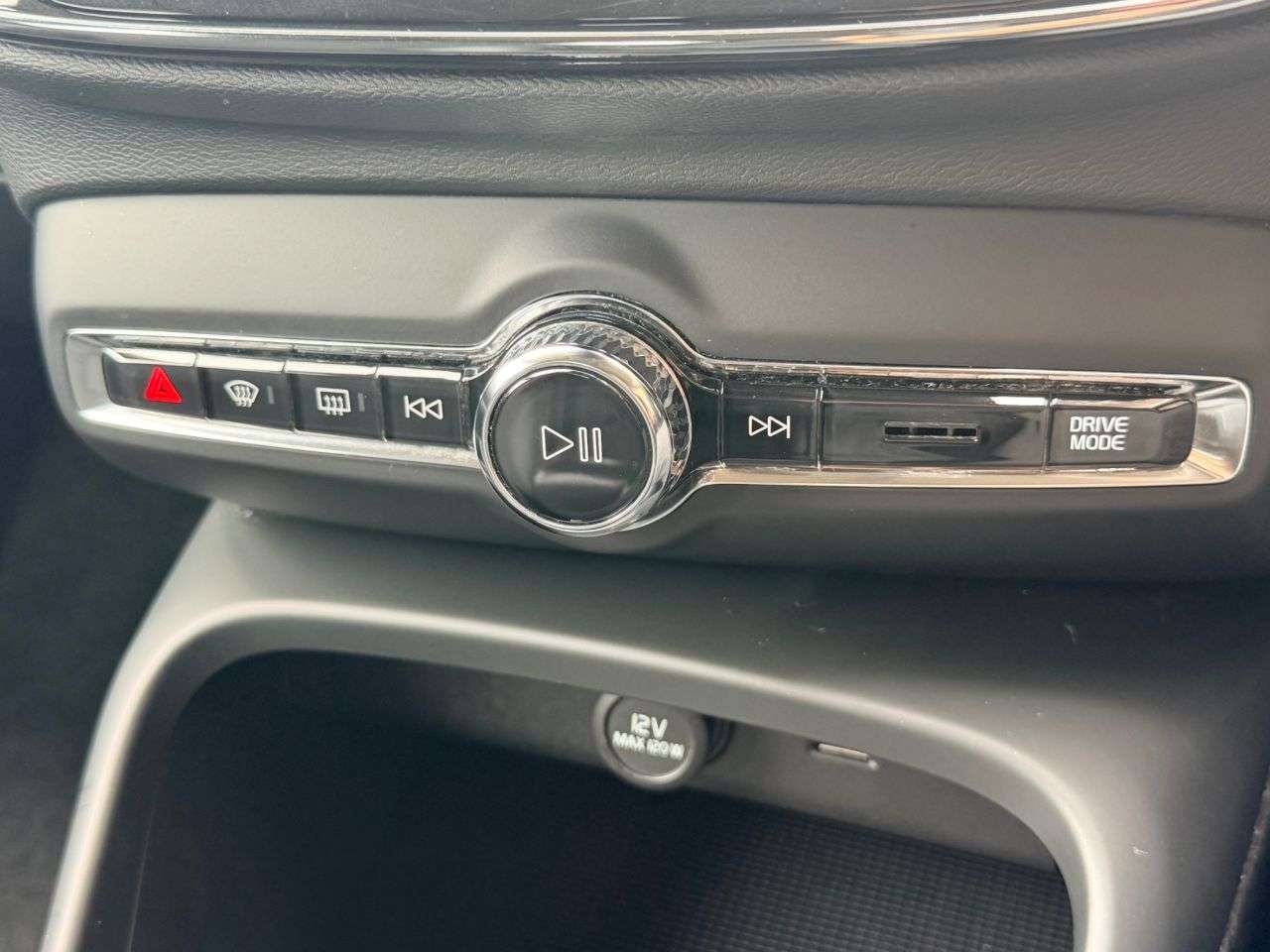 2020 VOLVO XC40 2020 VOLVO XC40