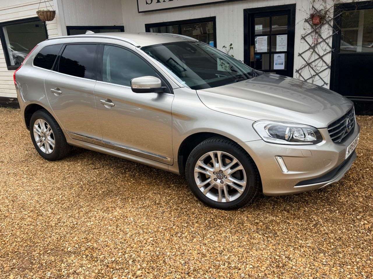 A 2015 VOLVO XC60 2.4 D5 SE Lux Nav SUV 5dr Diesel Geartronic AWD Euro 5 (215 ps) A 2015 VOLVO XC60 2.4 D5 SE Lux Nav SUV 5dr Diesel Geartronic AWD Euro 5 (215 ps)