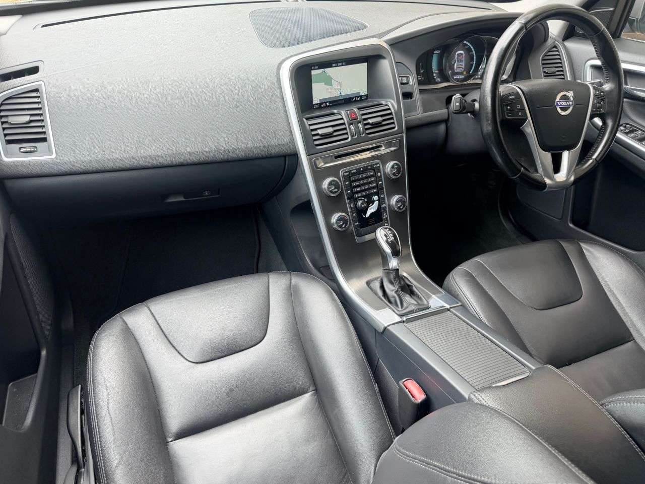 A 2015 VOLVO XC60 2.4 D5 SE Lux Nav SUV 5dr Diesel Geartronic AWD Euro 5 (215 ps) A 2015 VOLVO XC60 2.4 D5 SE Lux Nav SUV 5dr Diesel Geartronic AWD Euro 5 (215 ps)