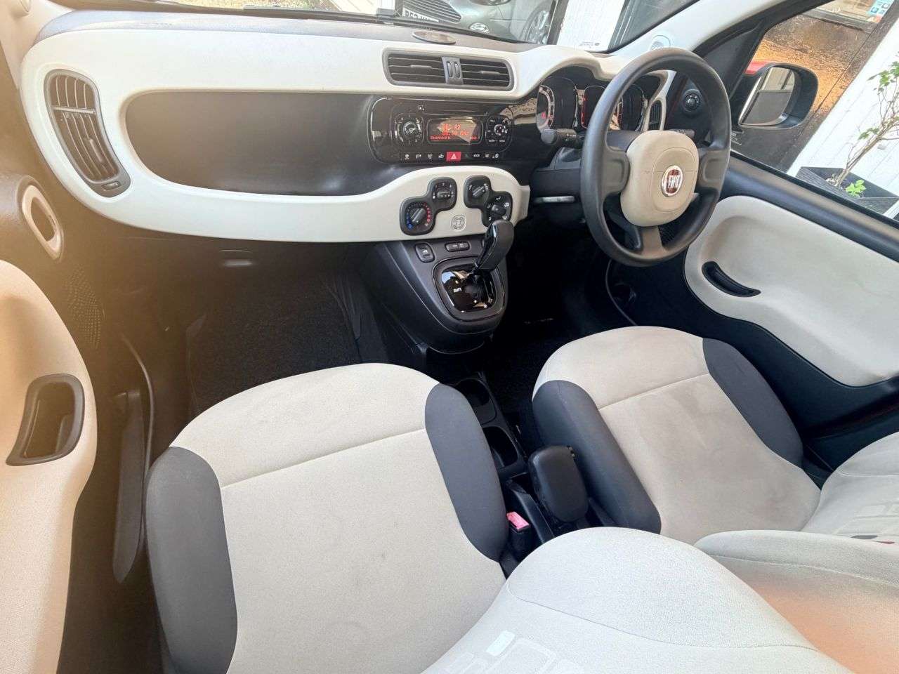 A 2015 FIAT PANDA 0.9 TwinAir Lounge Hatchback 5dr Petrol Dualogic Euro 6 (s/s) (85 bhp) A 2015 FIAT PANDA 0.9 TwinAir Lounge Hatchback 5dr Petrol Dualogic Euro 6 (s/s) (85 bhp)