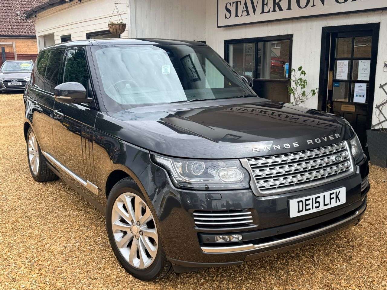 A 2015 LAND ROVER RANGE ROVER 3.0 TD V6 Vogue SE SUV 5dr Diesel Auto 4WD Euro 5 (s/s) (258 ps) A 2015 LAND ROVER RANGE ROVER 3.0 TD V6 Vogue SE SUV 5dr Diesel Auto 4WD Euro 5 (s/s) (258 ps)