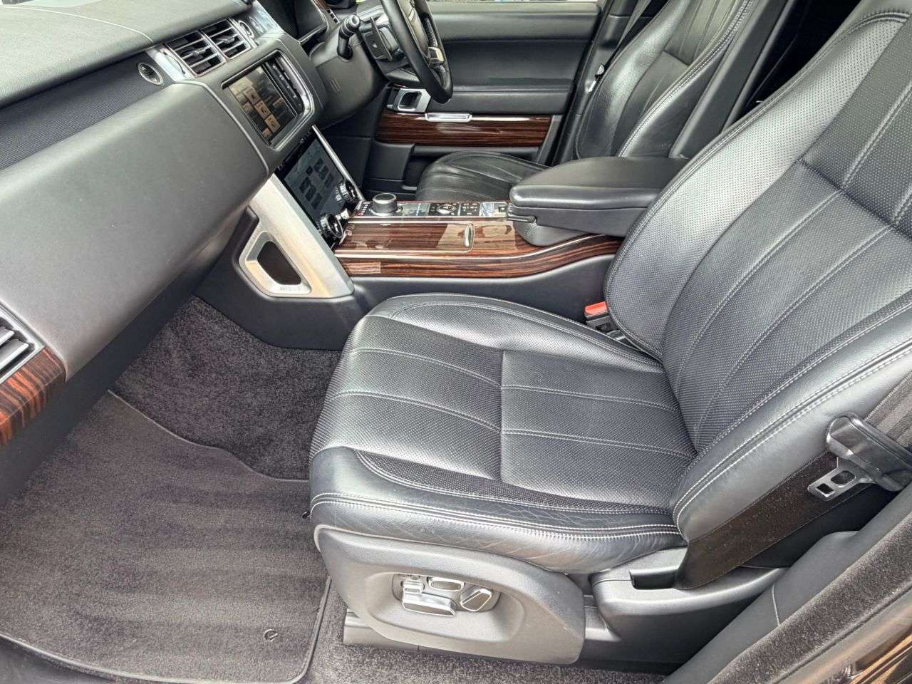 A 2015 LAND ROVER RANGE ROVER 3.0 TD V6 Vogue SE SUV 5dr Diesel Auto 4WD Euro 5 (s/s) (258 ps) A 2015 LAND ROVER RANGE ROVER 3.0 TD V6 Vogue SE SUV 5dr Diesel Auto 4WD Euro 5 (s/s) (258 ps)