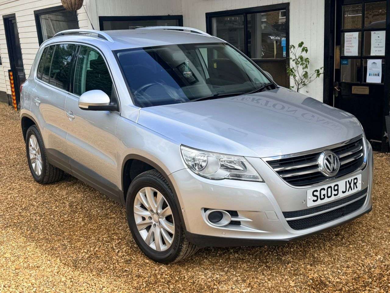 A 2009 VOLKSWAGEN TIGUAN 2.0 TDI SE SUV 5dr Diesel Auto 4WD Euro 4 (140 ps) A 2009 VOLKSWAGEN TIGUAN 2.0 TDI SE SUV 5dr Diesel Auto 4WD Euro 4 (140 ps)