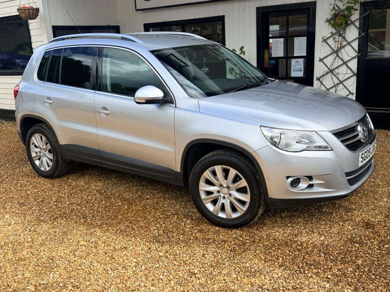 A 2009 VOLKSWAGEN TIGUAN 2.0 TDI SE SUV 5dr Diesel Auto 4WD Euro 4 (140 ps) A 2009 VOLKSWAGEN TIGUAN 2.0 TDI SE SUV 5dr Diesel Auto 4WD Euro 4 (140 ps)