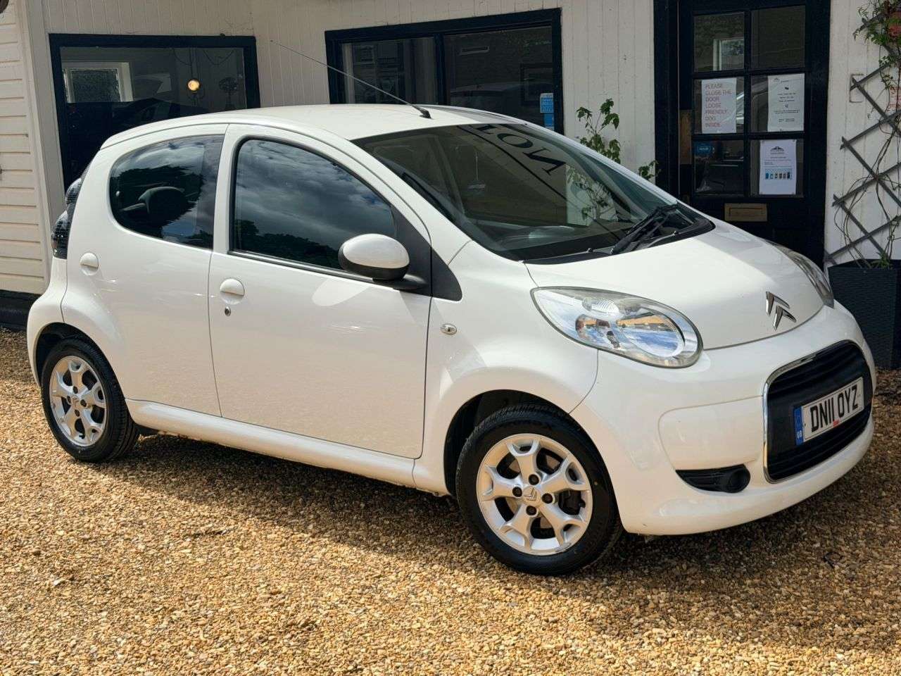 A 2011 CITROEN C1 1.0i VTR+ Hatchback 5dr Petrol Manual Euro 5 (68 ps) A 2011 CITROEN C1 1.0i VTR+ Hatchback 5dr Petrol Manual Euro 5 (68 ps)