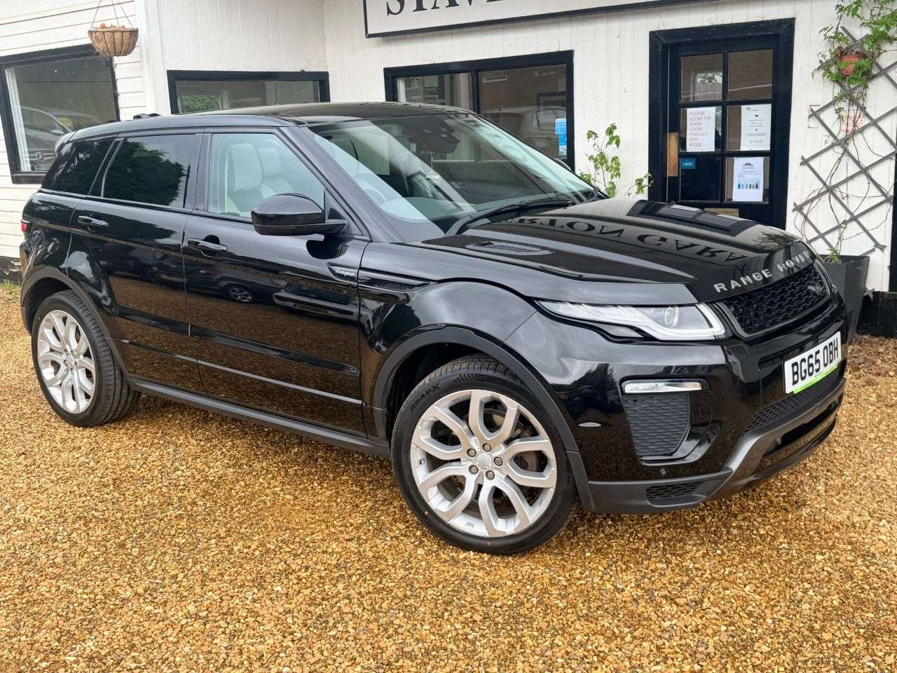 A 2015 LAND ROVER RANGE ROVER EVOQUE 2.0 TD4 HSE Dynamic SUV 5dr Diesel Auto 4WD Euro 6 (s/s) (180 ps) A 2015 LAND ROVER RANGE ROVER EVOQUE 2.0 TD4 HSE Dynamic SUV 5dr Diesel Auto 4WD Euro 6 (s/s) (180 ps)
