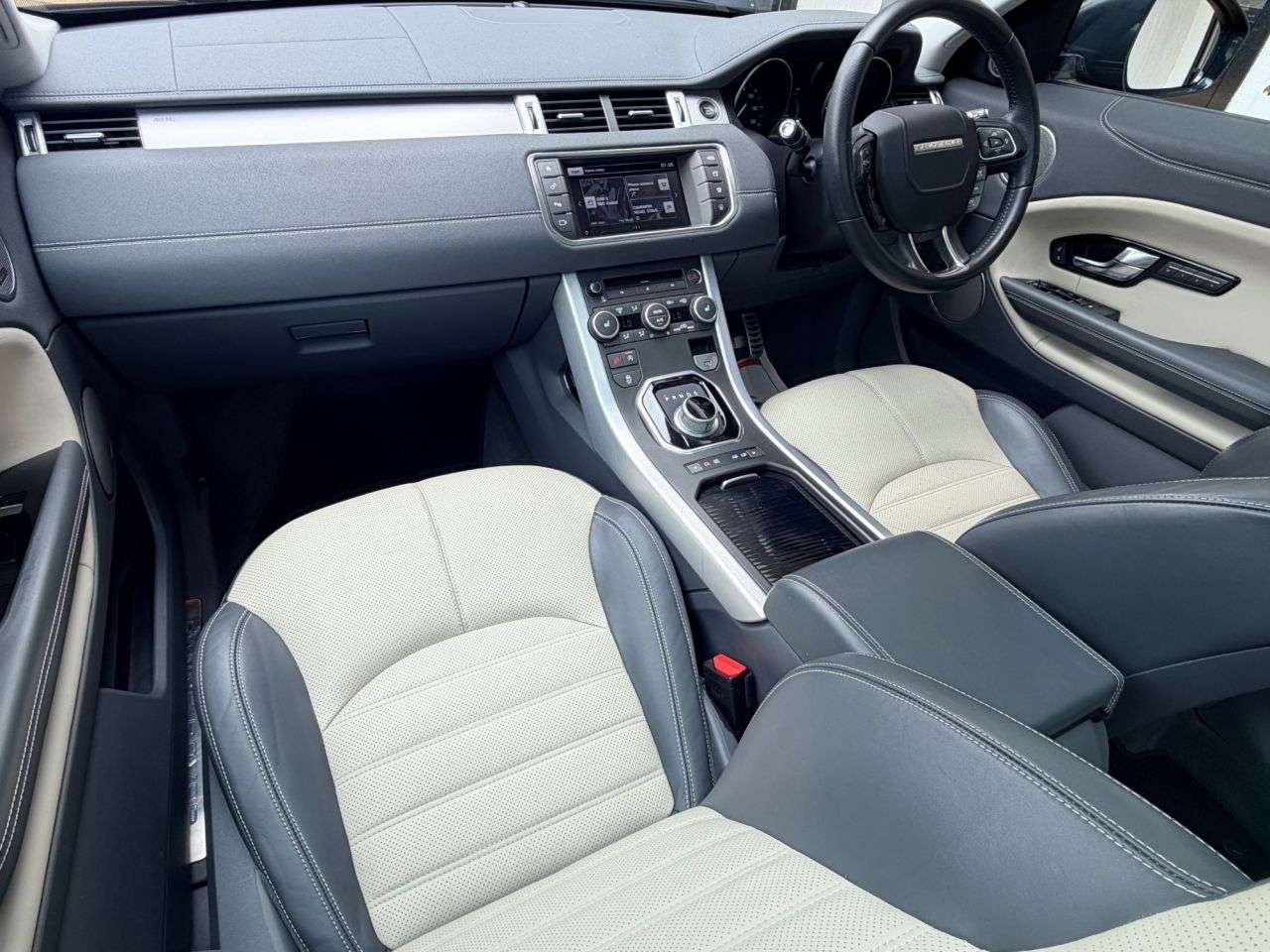A 2015 LAND ROVER RANGE ROVER EVOQUE 2.0 TD4 HSE Dynamic SUV 5dr Diesel Auto 4WD Euro 6 (s/s) (180 ps) A 2015 LAND ROVER RANGE ROVER EVOQUE 2.0 TD4 HSE Dynamic SUV 5dr Diesel Auto 4WD Euro 6 (s/s) (180 ps)