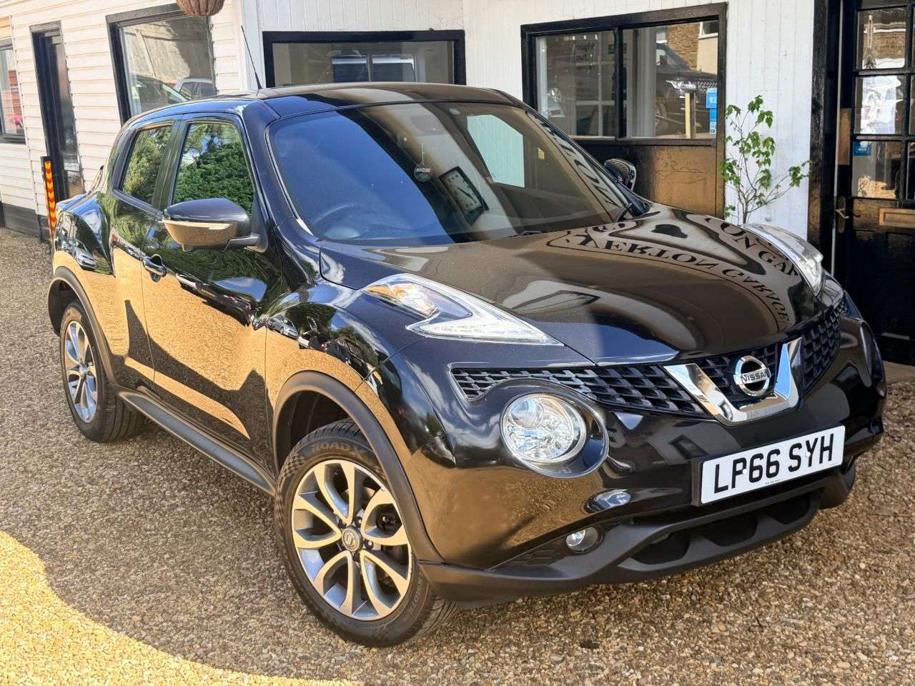 A 2017 NISSAN JUKE 1.6 Tekna SUV 5dr Petrol XTRON Euro 6 (117 ps) A 2017 NISSAN JUKE 1.6 Tekna SUV 5dr Petrol XTRON Euro 6 (117 ps)