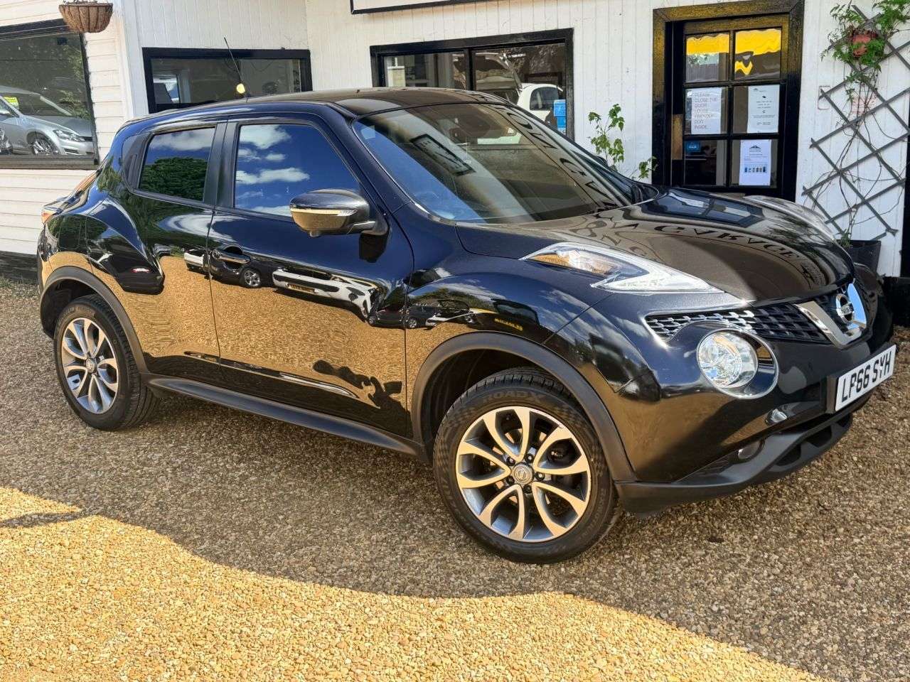 A 2017 NISSAN JUKE 1.6 Tekna SUV 5dr Petrol XTRON Euro 6 (117 ps) A 2017 NISSAN JUKE 1.6 Tekna SUV 5dr Petrol XTRON Euro 6 (117 ps)