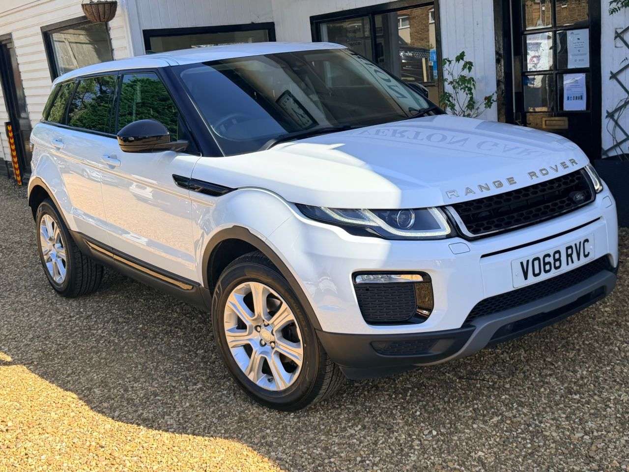 A 2018 LAND ROVER RANGE ROVER EVOQUE 2.0 eD4 SE Tech SUV 5dr Diesel Manual FWD Euro 6 (s/s) (150 ps) A 2018 LAND ROVER RANGE ROVER EVOQUE 2.0 eD4 SE Tech SUV 5dr Diesel Manual FWD Euro 6 (s/s) (150 ps)